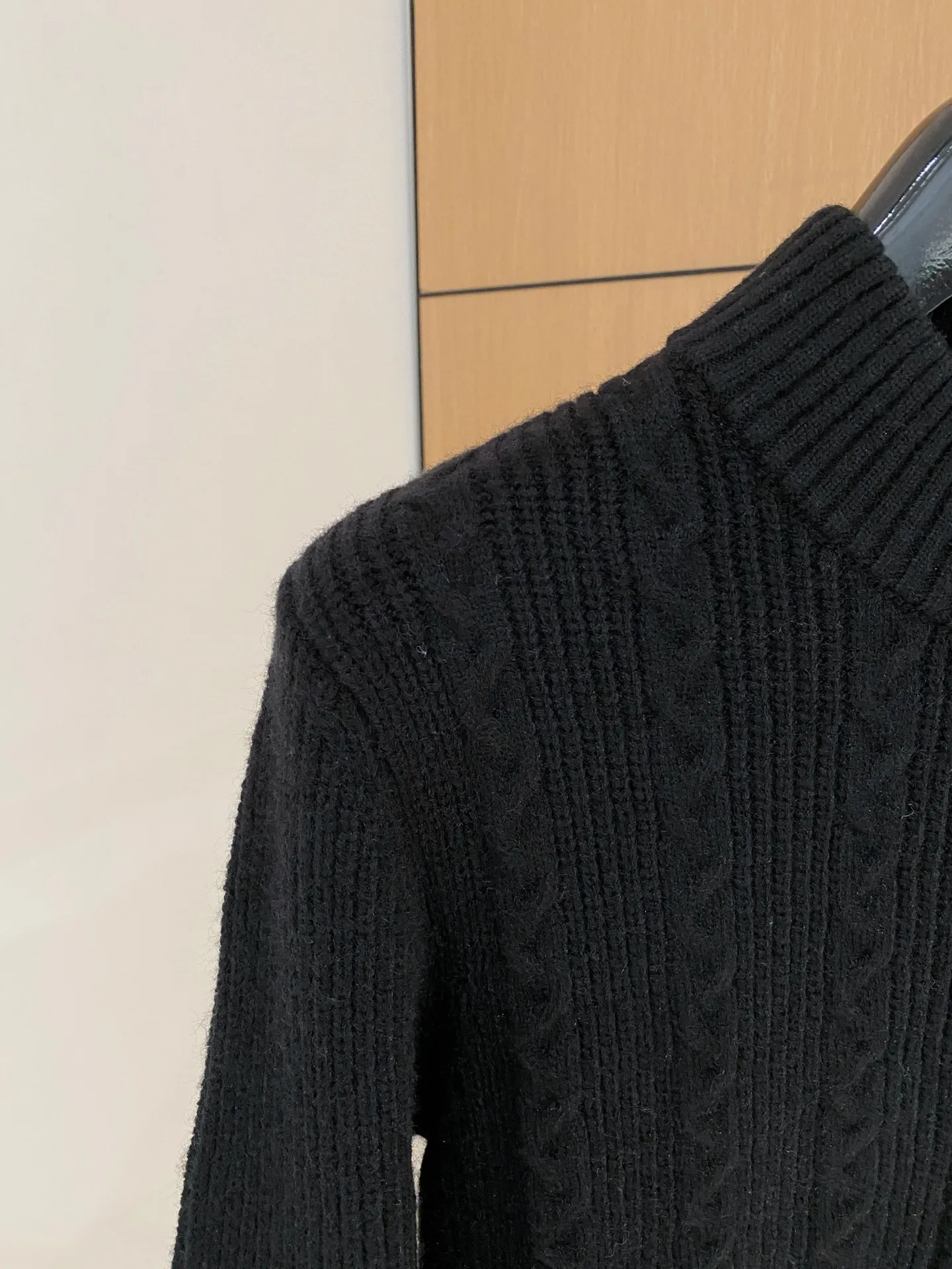 🅿️540 【LV Louis Vuitton】Autumn and winter classic cardigan sweater, in full condition! ! ! Wool blended fabric, the latest model in 2025, golden ratio! ! Slim-fitting soft gold, versatile and practical item, the combination and practicality are extremely powerful, simple and elegant, and classy! To create your own style, it is highly recommended to buy it in two colors. The standard slim fit tailoring process is suitable for both young and old men. It is knitted from wool and will not cause any discomfort! While keeping warm, it is stylish, textured and wearable, and the classic logo with contrasting colors on the chest feels in place! ! Recommended for regular customers! ! Size M-3XL (maximum wear: 190 pounds)